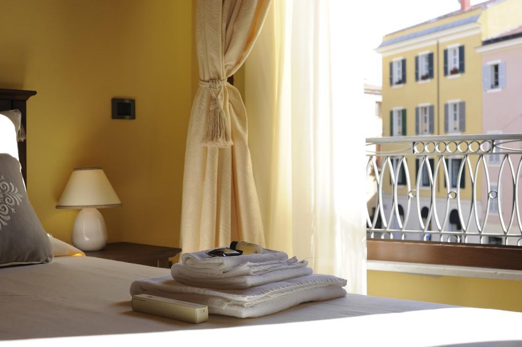 Piazza Azuni 18 Guest House Сасари Екстериор снимка