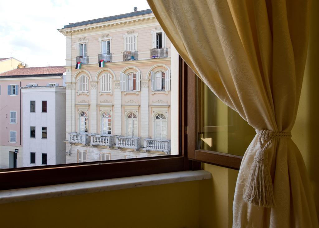 Piazza Azuni 18 Guest House Сасари Стая снимка