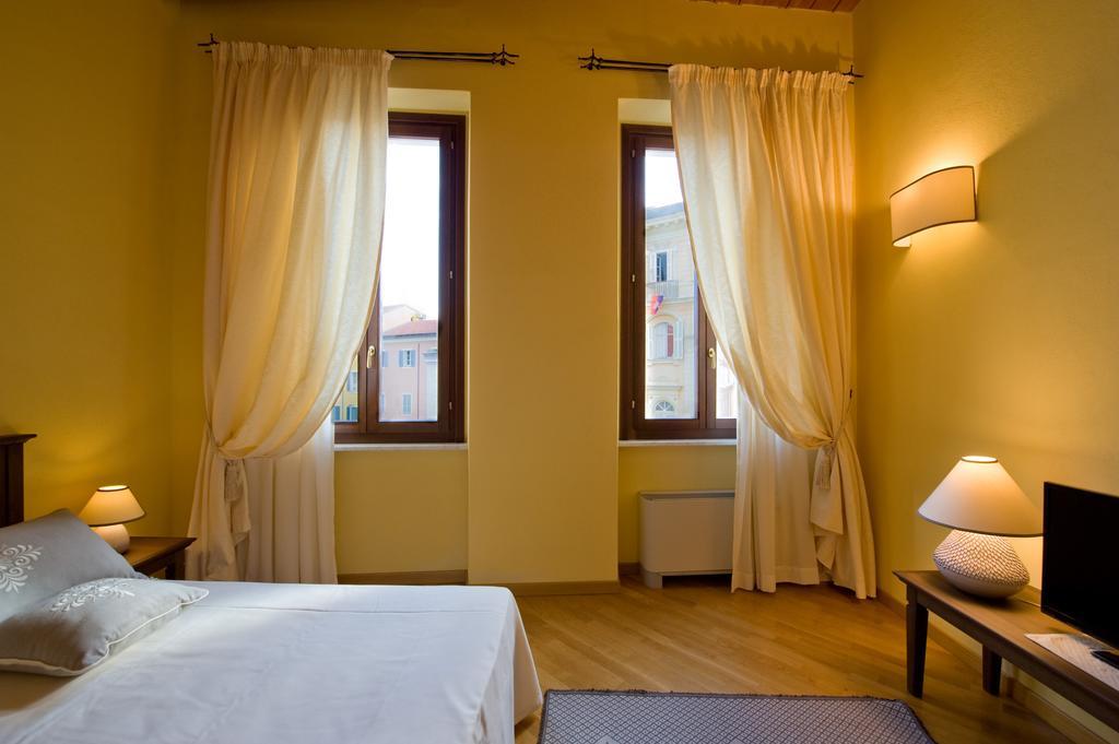 Piazza Azuni 18 Guest House Сасари Стая снимка