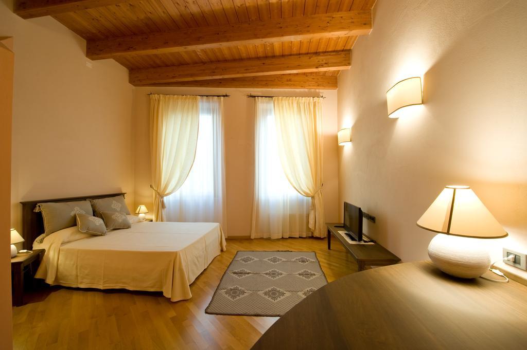Piazza Azuni 18 Guest House Сасари Стая снимка