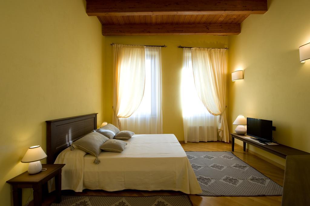 Piazza Azuni 18 Guest House Сасари Стая снимка